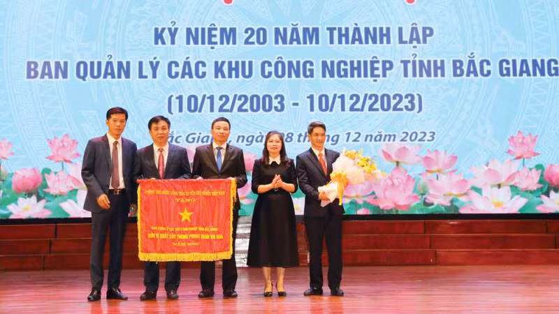 Ban Quản lý các khu công nghiệp tỉnh Bắc Giang nhận Cờ thi đua năm 2022 của Chính phủ.