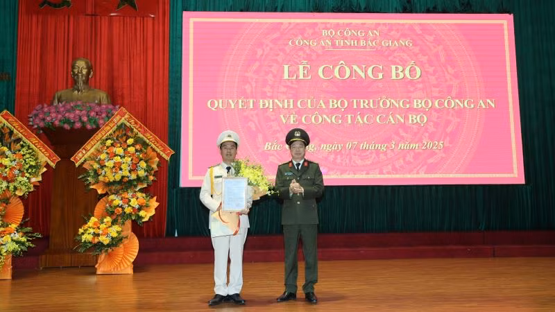 Thừa ủy quyền của Bộ trưởng Công an, Đại tá Nguyễn Quang Vinh, Giám đốc Công an tỉnh Bắc Giang trao Quyết định bổ nhiệm Phó Giám đốc Công an tỉnh cho Thượng tá Nguyễn Thế Tuấn.