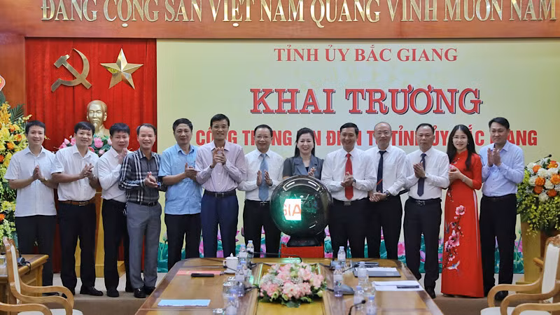 Lãnh đạo Tỉnh ủy Bắc Giang bấm nút khai trương Cổng thông tin điện tử Tỉnh ủy Bắc Giang.