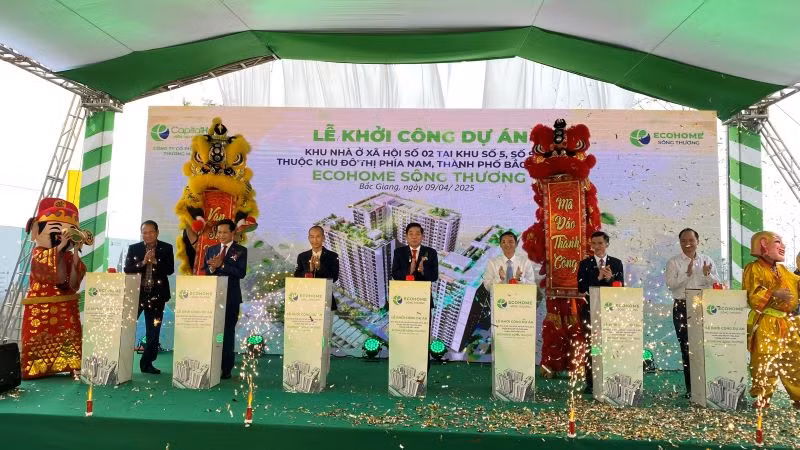 Các đại biểu bấm nút khởi công dự án. Các đại biểu bấm nút khởi công dự án.