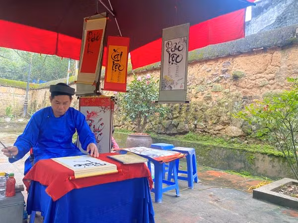 Viết thư pháp tại lễ hội chùa Bổ Đà. Viết thư pháp tại lễ hội chùa Bổ Đà.