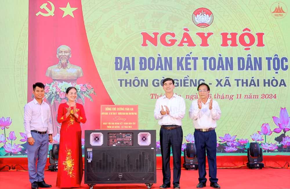 Bí thư Tỉnh ủy Dương Văn An tặng quà cho nhân dân thôn Gò Giềng, xã Thái Hòa, huyện Lập Thạch. Bí thư Tỉnh ủy Dương Văn An tặng quà cho nhân dân thôn Gò Giềng, xã Thái Hòa, huyện Lập Thạch.