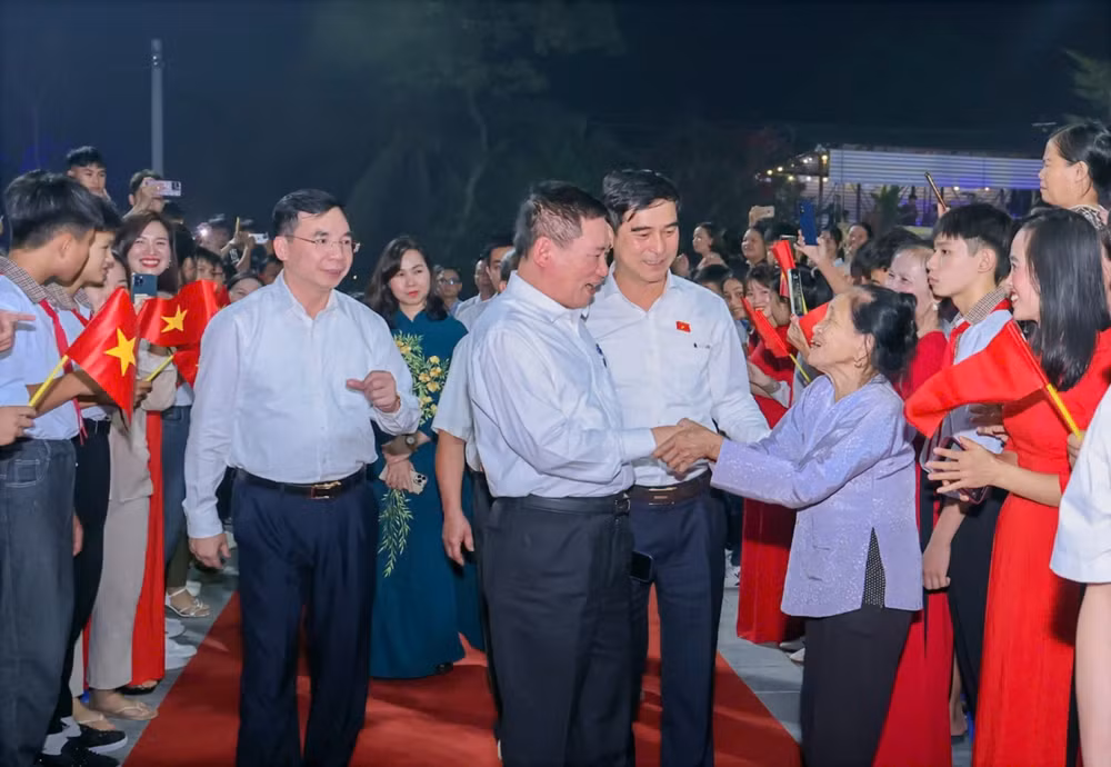 Phó Thủ tướng Hồ Đức Phớc và lãnh đạo Tỉnh ủy Vĩnh Phúc chung vui với nhân dân thôn Chiến Thắng.
