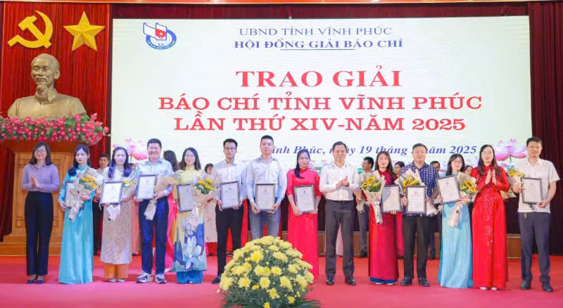 Các tác giả đạt giải C. Các tác giả đạt giải C.
