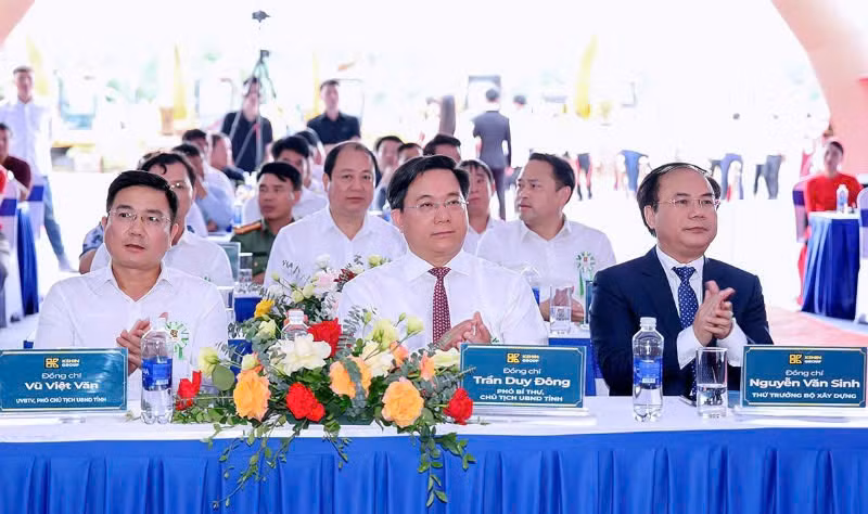 Lãnh đạo Bộ Xây dựng và tỉnh Vĩnh Phúc dự lễ khởi công.