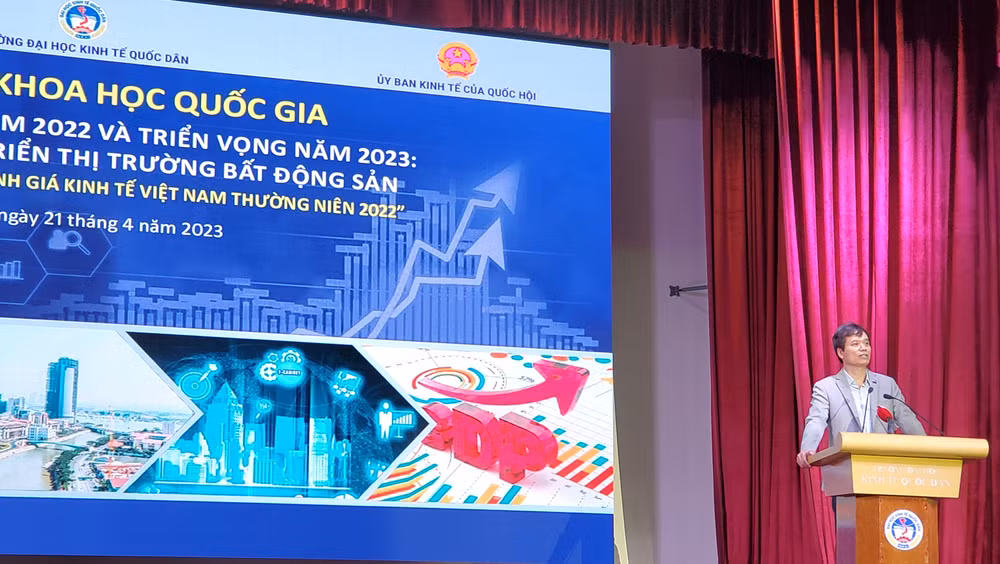 Giáo sư, Tiến sĩ Phạm Hồng Chương, Hiệu trưởng Trường đại học Kinh tế quốc dân phát biểu khai mạc hội thảo.