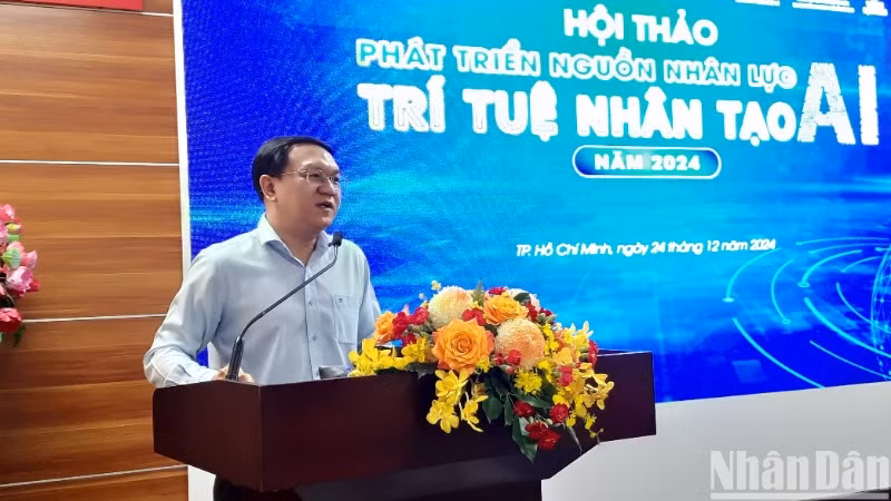 Ông Lâm Đình Thắng, Giám đốc Sở Thông tin và Truyền thông Thành phố Hồ Chí Minh phát biểu tại hội thảo.