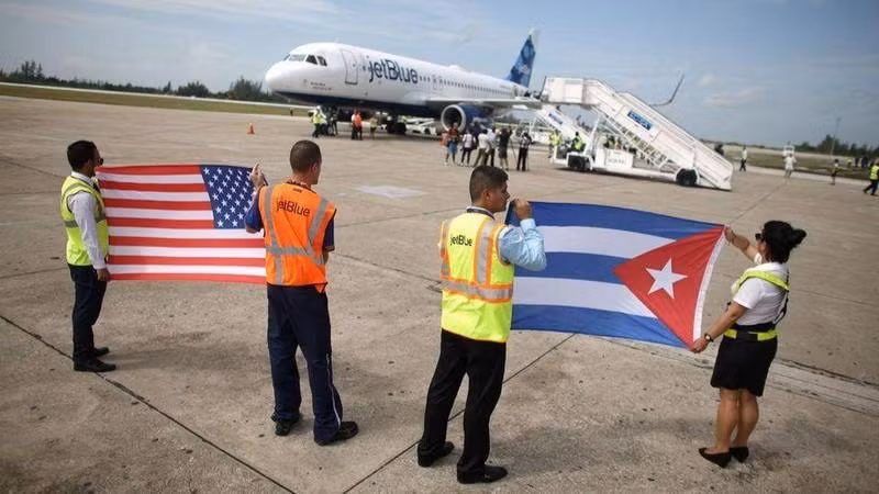Nhân viên mặt đất cầm cờ Mỹ và Cuba đón chuyến bay thương mại đầu tiên giữa hai nước trong hơn 50 năm, tại Sân bay quốc tế Abel Santamaria của Cuba, ngày 31/8/2016. (Ảnh: Reuters)