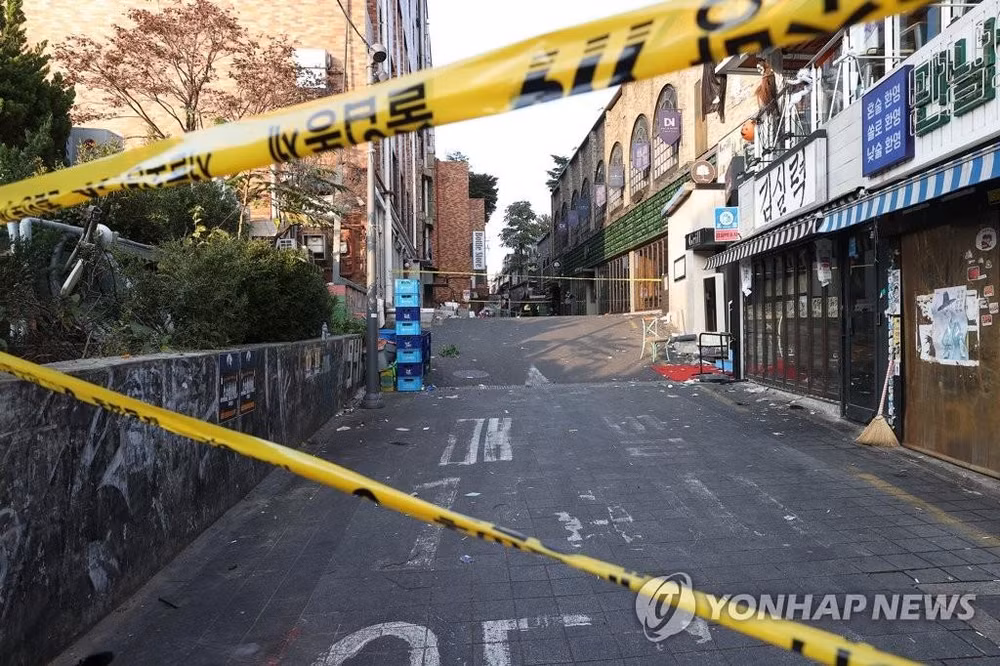 Một con hẻm ở Itaewon bị phong tỏa sau vụ giẫm đạp gây nhiều thương vong. (Ảnh: Yonhap) Một con hẻm ở Itaewon bị phong tỏa sau vụ giẫm đạp gây nhiều thương vong. (Ảnh: Yonhap)