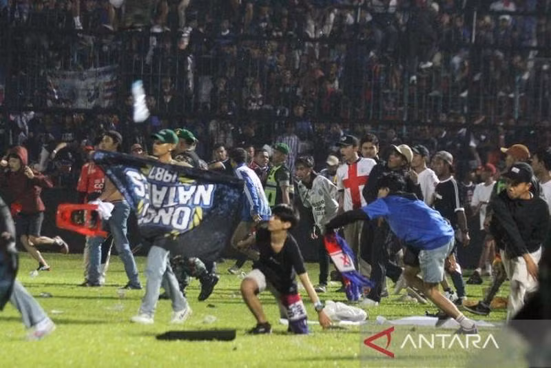 Cổ động viên quá khích tràn vào sân Kanjuruhan sau trận đấu giữa Arema và Persebaya Surabaya thuộc Giải vô địch bóng đá quốc gia Indonesia - Liga 1 tối 1/10. (Ảnh: Antara)