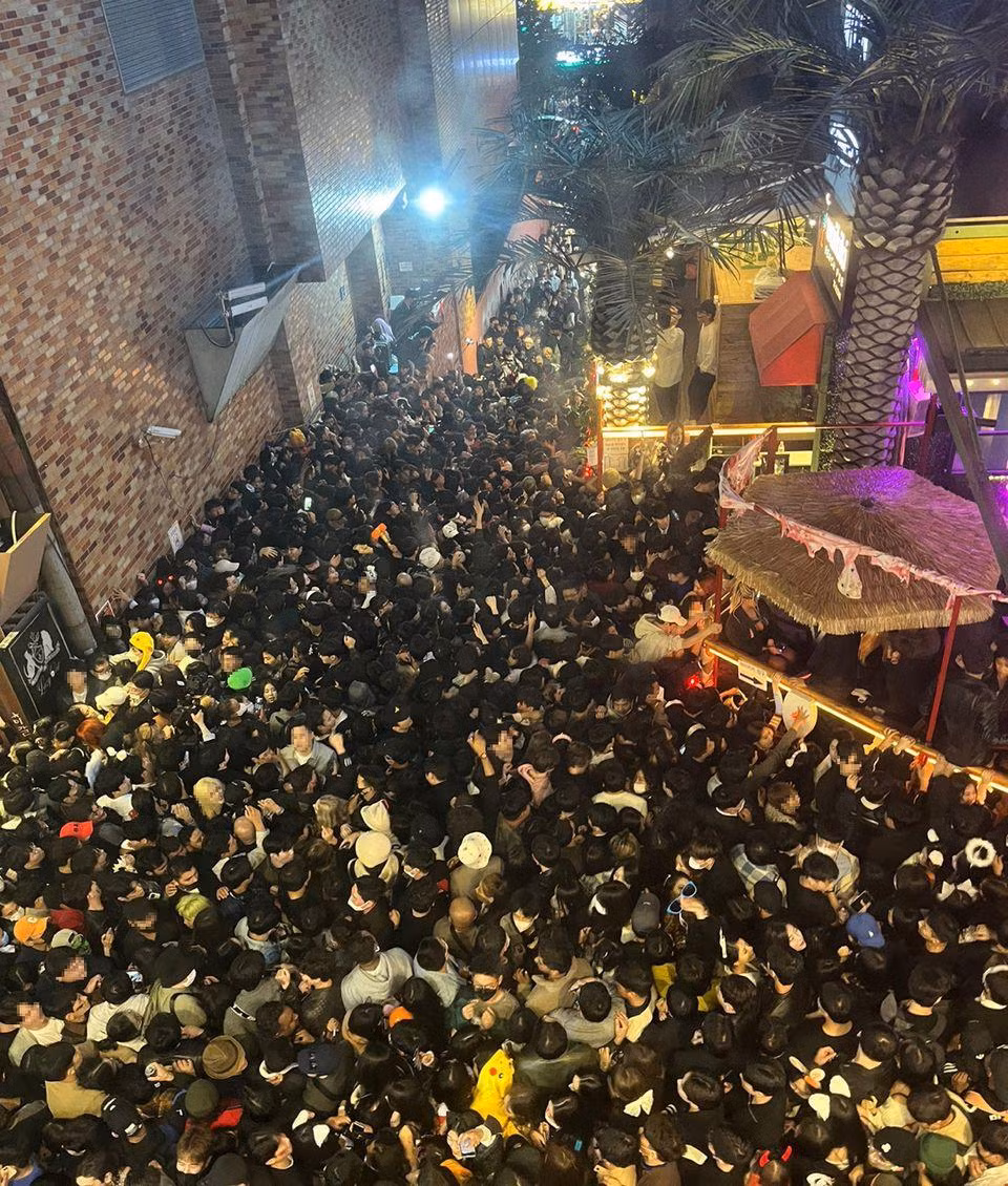 Con hẻm tại phường Itaewon chật cứng người trước khi xảy ra vụ giẫm đạp. (Ảnh: Yonhap) Con hẻm tại phường Itaewon chật cứng người trước khi xảy ra vụ giẫm đạp. (Ảnh: Yonhap)