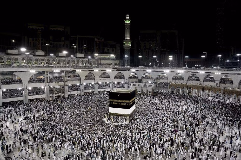Những người hành hương đứng chung quanh đền thờ Kaaba tại Đại thánh đường ở thánh địa Mecca, ngày 7/9/2016. Một số vụ giẫm đạp nghiêm trọng đã xảy ra trong lễ hành hương Hajj. (Ảnh: Reuters)