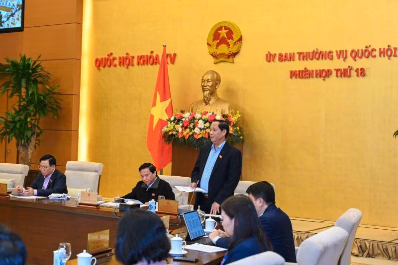 Phó Chủ tịch Quốc hội Trần Quang Phương điều hành nội dung thảo luận tại phiên họp.