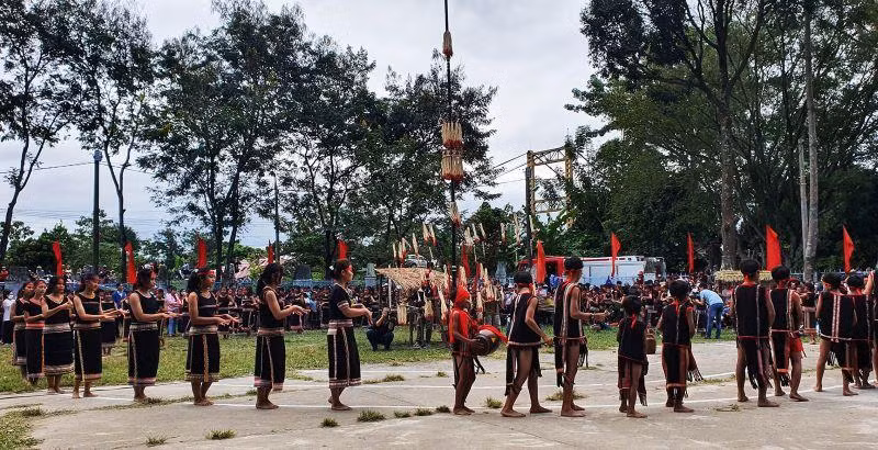 Hàng năm, các em học sinh trên địa bàn thành phố Kon Tum được tham gia hội diễn cồng chiêng, xoang để giữ gìn và phát huy truyền thống. Hàng năm, các em học sinh trên địa bàn thành phố Kon Tum được tham gia hội diễn cồng chiêng, xoang để giữ gìn và phát huy truyền thống.