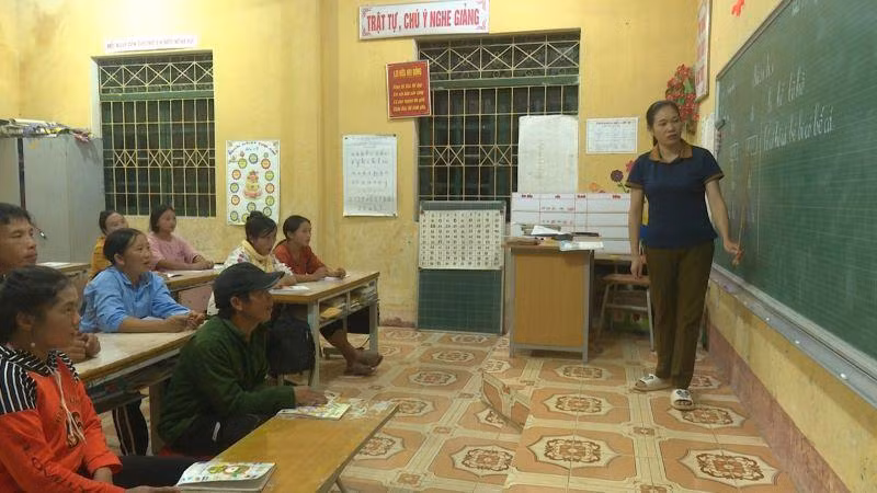 Một lớp học xóa mù chữ ở huyện Chợ Đồn, Bắc Kạn. (Ảnh: NGỌC TÚ)