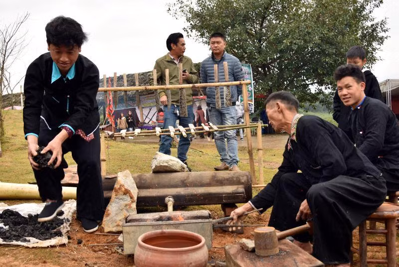 Đồng bào dùng than củi để đốt lò.
