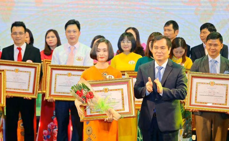 Phó Trưởng Ban Tuyên giáo Trung ương Phan Xuân Thủy trao giải nhất cho thí sinh Lê Thị Tuyết Nhung.