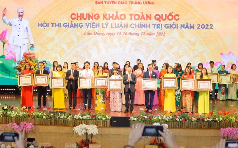 Ban Tổ chức trao giải ba cho 10 thí sinh đoạt giải. Ban Tổ chức trao giải ba cho 10 thí sinh đoạt giải.