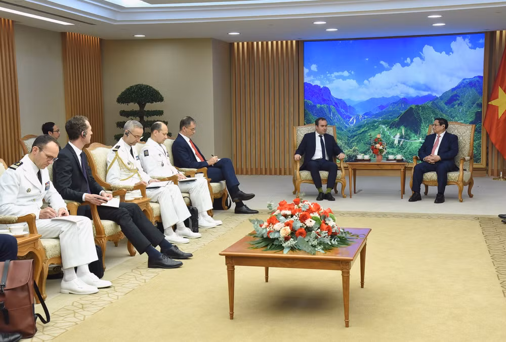 Bộ trưởng Quân đội Cộng hòa Pháp Sébastien Lecorn và các thành viên trong đoàn cùng tham dự buổi tiếp. Bộ trưởng Quân đội Cộng hòa Pháp Sébastien Lecorn và các thành viên trong đoàn cùng tham dự buổi tiếp.