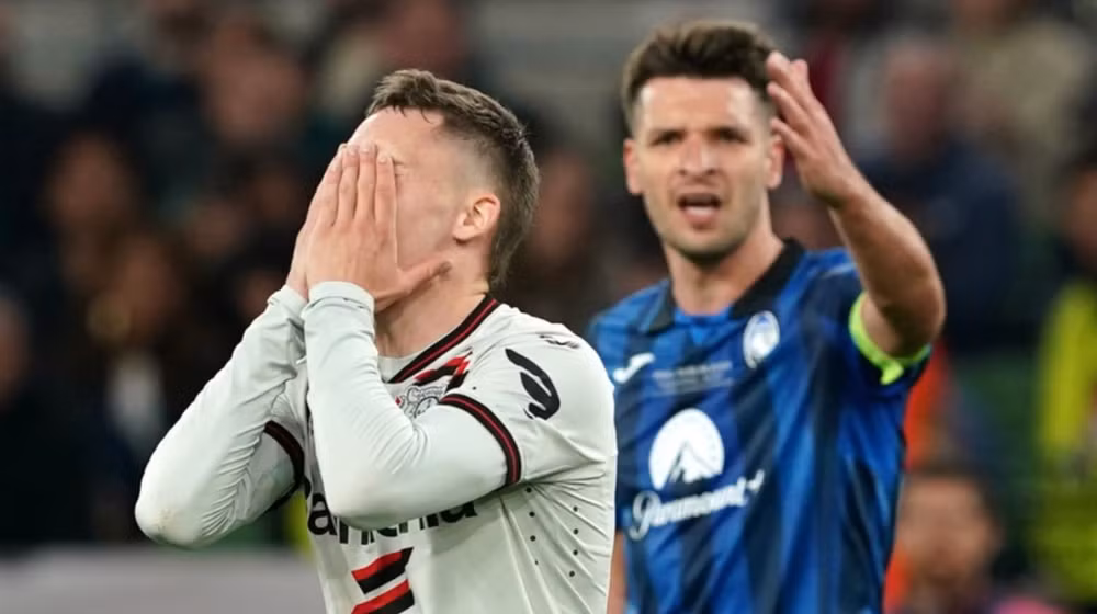 Nỗi buồn của Florian Wirtz khi mà không thể giúp Leverkusen chạm tay vào chức vô địch. Nguồn: Skysports/TTXVN. Nỗi buồn của Florian Wirtz khi mà không thể giúp Leverkusen chạm tay vào chức vô địch. Nguồn: Skysports/TTXVN.