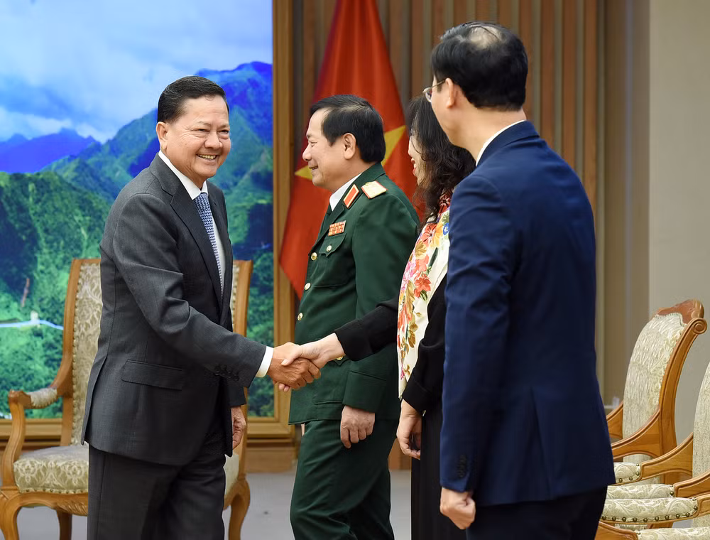 Phó Thủ tướng Chính phủ Hoàng gia Campuchia Neth Savoeun với đại diện lãnh đạo các bộ ban ngành của Chính phủ Việt Nam. Phó Thủ tướng Chính phủ Hoàng gia Campuchia Neth Savoeun với đại diện lãnh đạo các bộ ban ngành của Chính phủ Việt Nam.