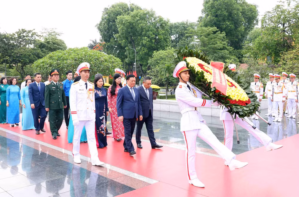 Đoàn đại biểu Thành ủy, Hội đồng nhân dân, Ủy ban nhân dân, Ủy ban Mặt trận Tổ quốc thành phố Hà Nội tưởng niệm các Anh hùng liệt sĩ tại Đài Tưởng niệm các Anh hùng liệt sĩ.