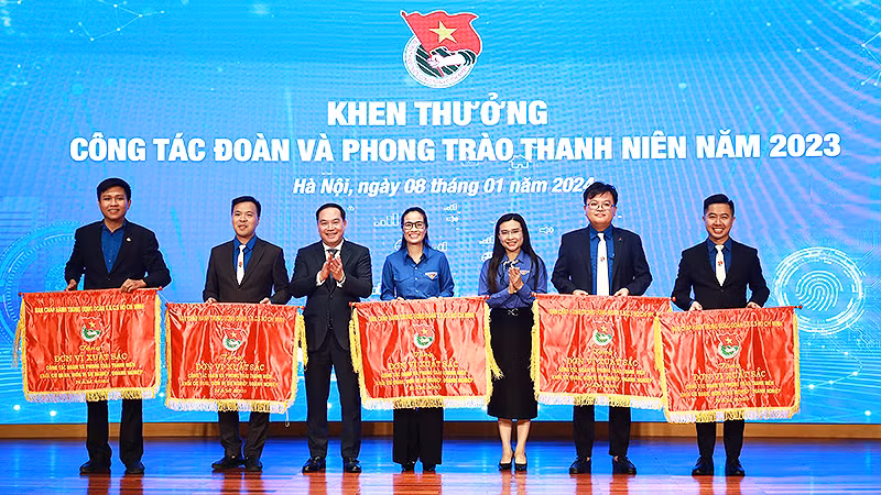 Phó Bí thư Đảng ủy Khối doanh nghiệp Trung ương Hồ Xuân Trường (thứ 3 từ trái sang) và Bí thư Trung ương Đoàn, Chủ tịch Hội đồng Đội Trung ương Nguyễn Phạm Duy Trang (thứ 5 từ trái sang) trao cờ thi đua tặng các đơn vị xuất sắc. 