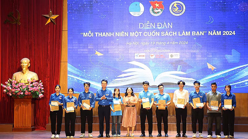 Ban tổ chức trao học bổng, sách tặng sinh viên vượt khó học tốt trong khuôn khổ Diễn đàn "Mỗi thanh niên một cuốn sách làm bạn" năm 2024.