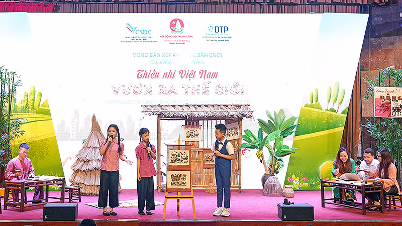 Thí sinh Liên đội Trường tiểu học Trưng Vương với màn thuyết trình được dàn dựng công phu về tranh dân gian Đông Hồ.