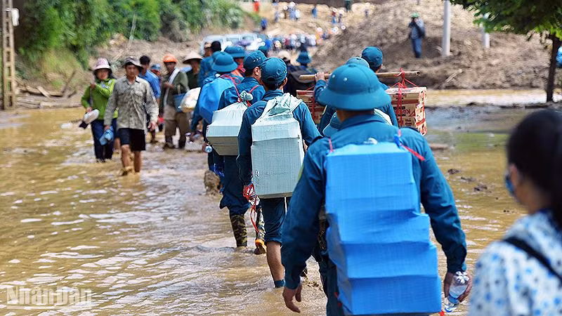 Các chiến sĩ trẻ lực lượng vũ trang mang theo nhu yếu phẩm, thuốc men hành quân đến các địa điểm chịu ảnh hưởng của thiên tai tại Mường Pồn những ngày qua.