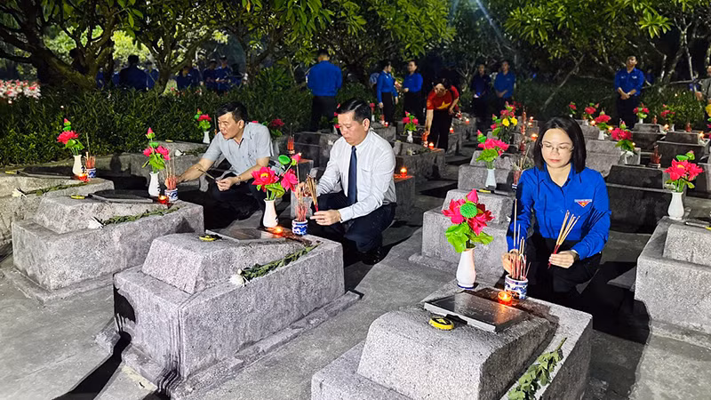 Các đại biểu thắp hương, nến tri ân tại Nghĩa trang liệt sĩ Ba Dốc.