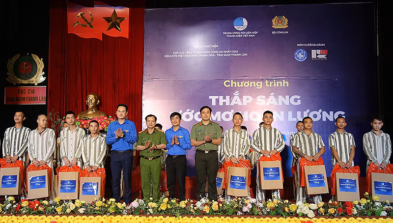 Đồng chí Nguyễn Kim Quy (thứ 5 từ trái qua) cùng đại diện các đơn vị liên quan trao quà tặng các phạm nhân độ tuổi thanh niên hoàn cảnh khó khăn, tích cực học tập, lao động cải tạo tiến bộ. Đồng chí Nguyễn Kim Quy (thứ 5 từ trái qua) cùng đại diện các đơn vị liên quan trao quà tặng các phạm nhân độ tuổi thanh niên hoàn cảnh khó khăn, tích cực học tập, lao động cải tạo tiến bộ.