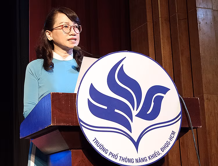 Giáo sư, Tiến sĩ Nguyễn Thị Thanh Mai, Hiệu trưởng nhà trường. Giáo sư, Tiến sĩ Nguyễn Thị Thanh Mai, Hiệu trưởng nhà trường.