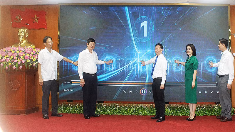 Các đại biểu thực hiện nghi thức phát động Cuộc thi viết "Vượt lên số phận" lần thứ 7.