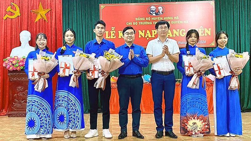Đại diện lãnh đạo các đơn vị, đoàn thể trao hoa chúc mừng các đảng viên trẻ là học sinh trung học phổ thông. 