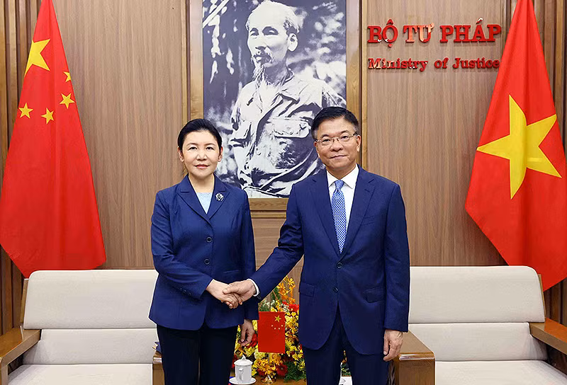Từ phải qua: Bộ trưởng Tư pháp Việt Nam Lê Thành Long và Bộ trưởng Tư pháp Trung Quốc Hạ Vinh thảo luận bên lề hội đàm. Từ phải qua: Bộ trưởng Tư pháp Việt Nam Lê Thành Long và Bộ trưởng Tư pháp Trung Quốc Hạ Vinh thảo luận bên lề hội đàm.