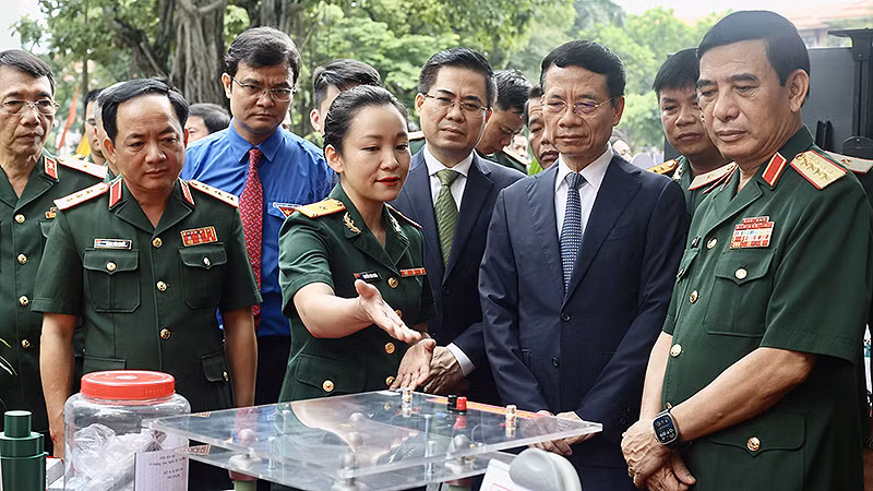 Đại tướng Phan Văn Giang (ngoài cùng bên phải) và các đại biểu tham quan khu vực trưng bày sản phẩm xuất sắc dự Giải thưởng Tuổi trẻ sáng tạo trong quân đội lần thứ 24.