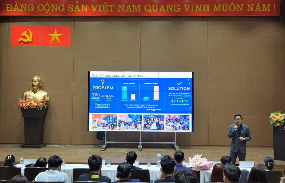 Các diễn giả trình bày tham luận tại chương trình. Các diễn giả trình bày tham luận tại chương trình.