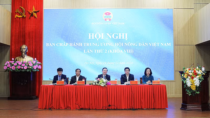 Chủ tịch Hội Nông dân Việt Nam Lương Quốc Đoàn (ở giữa) và các đồng chí chủ trì Hội nghị.