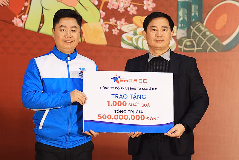 Bí thư Tỉnh đoàn Nghệ An Lê Văn Lương (trái) nhận biển tượng trưng 1.000 suất quà tặng người dân hoàn cảnh khó khăn từ đại diện Công ty Cổ phần đầu tư Sao Á D.C tại chương trình. Bí thư Tỉnh đoàn Nghệ An Lê Văn Lương (trái) nhận biển tượng trưng 1.000 suất quà tặng người dân hoàn cảnh khó khăn từ đại diện Công ty Cổ phần đầu tư Sao Á D.C tại chương trình.