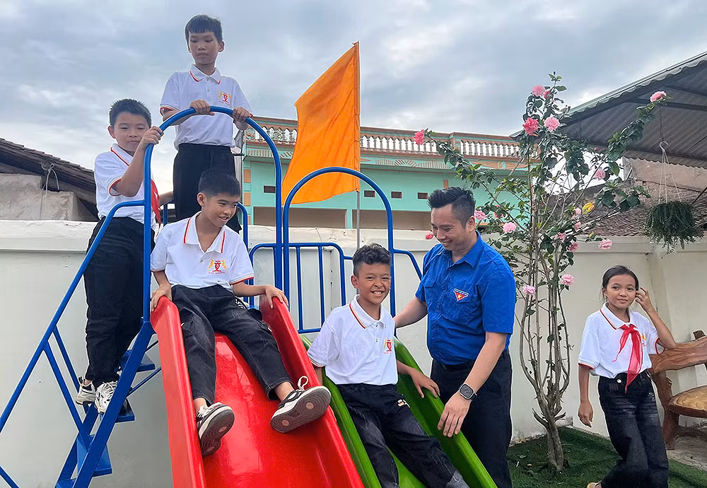 Phó Chủ tịch Hội đồng Đội Trung ương, Giám đốc Trung tâm Hỗ trợ và Phát triển Thiếu nhi Việt Nam Lê Anh Quân và học sinh Trường tiểu học Đông Quan bên công trình "Sân chơi thiếu nhi". Phó Chủ tịch Hội đồng Đội Trung ương, Giám đốc Trung tâm Hỗ trợ và Phát triển Thiếu nhi Việt Nam Lê Anh Quân và học sinh Trường tiểu học Đông Quan bên công trình "Sân chơi thiếu nhi".