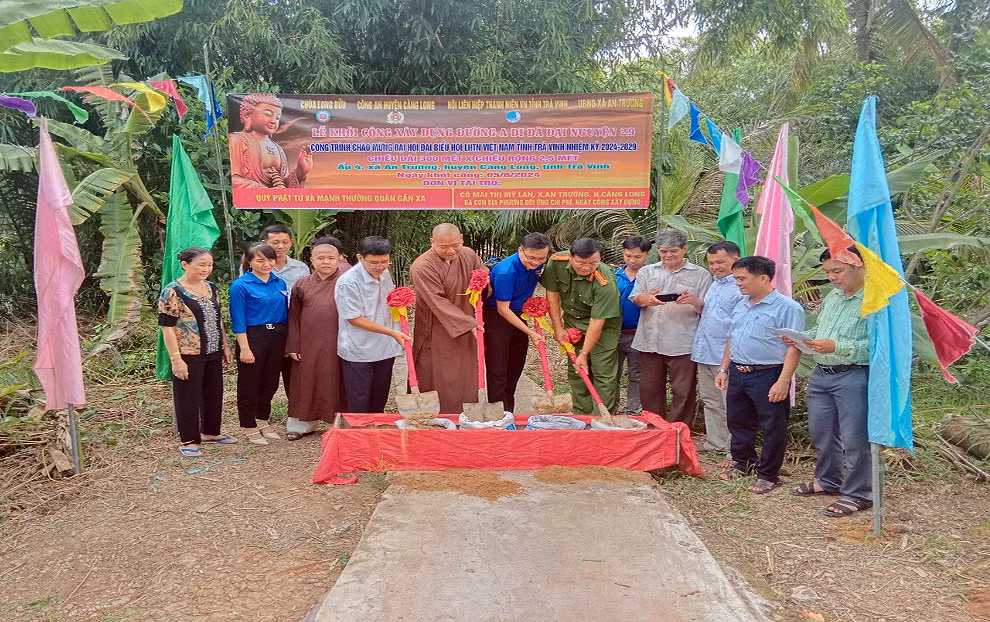 Đại đức Thích Minh Trí (thứ 6 từ trái sang) cùng đại diện các đơn vị liên quan khởi công xây dựng đường giao thông nông thôn tại xã An Trường (huyện Càng Long, tỉnh Trà Vinh).