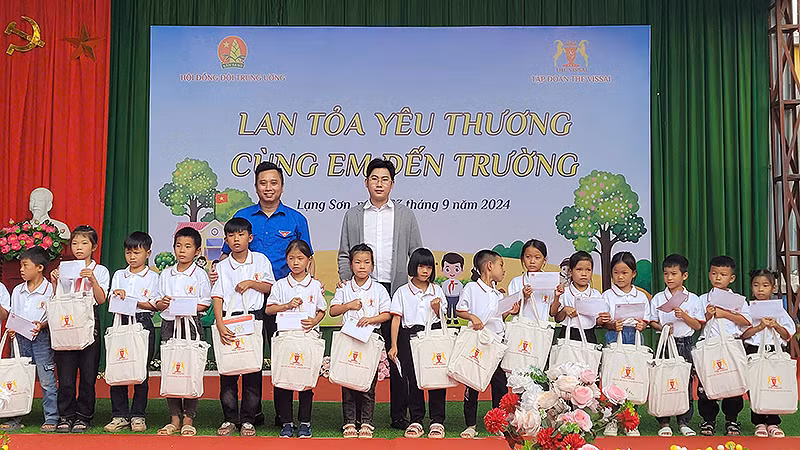 Đại diện Ban tổ chức chương trình trao quà, học bổng tặng thiếu nhi địa phương.