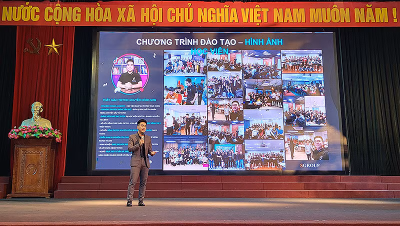 Buổi tập huấn xây dựng hình ảnh thương hiệu tại Ngày hội. Buổi tập huấn xây dựng hình ảnh thương hiệu tại Ngày hội.