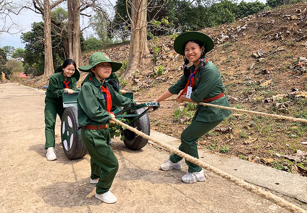 Lê Đỗ Khánh Vân (bên phải) cùng các đại biểu tham gia hoạt động kéo pháo lên đồi. Lê Đỗ Khánh Vân (bên phải) cùng các đại biểu tham gia hoạt động kéo pháo lên đồi.