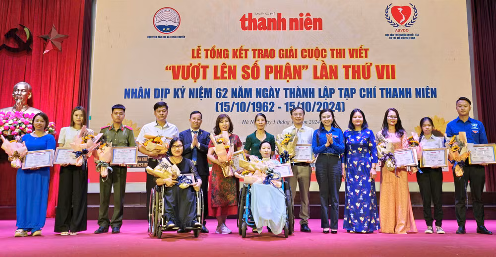 Đại diện các bộ, ban, ngành, đoàn thể và Ban tổ chức cùng các tác giả giành giải Cuộc thi. Đại diện các bộ, ban, ngành, đoàn thể và Ban tổ chức cùng các tác giả giành giải Cuộc thi.