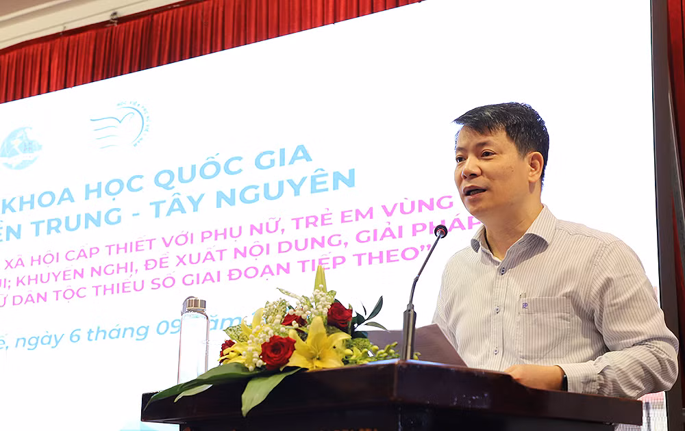 Phó Giáo sư, Tiến sĩ Trần Quang Tiến, Giám đốc Học viện Phụ nữ Việt Nam cung cấp thông tin về Hội thảo.