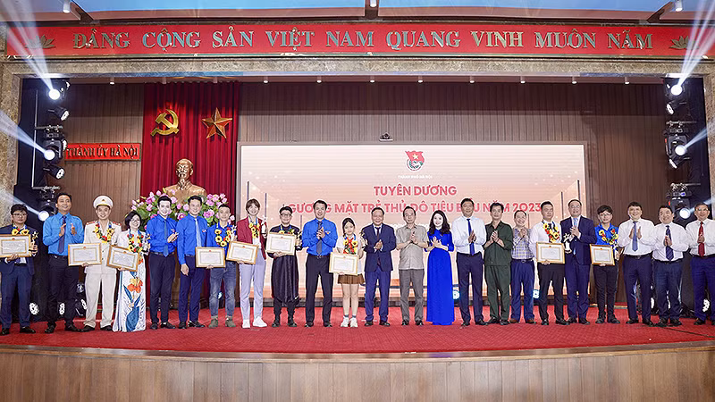 Đại diện các bộ, ban, ngành, đoàn thể trao Bằng khen tặng 10 Gương mặt trẻ Thủ đô tiêu biểu năm 2023 tại Ngày hội.