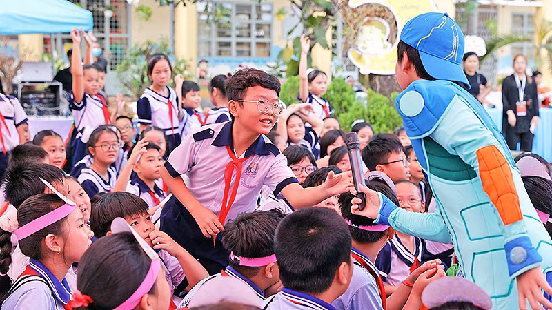 Thiếu nhi tham gia các trò chơi tư duy tại Ngày hội.