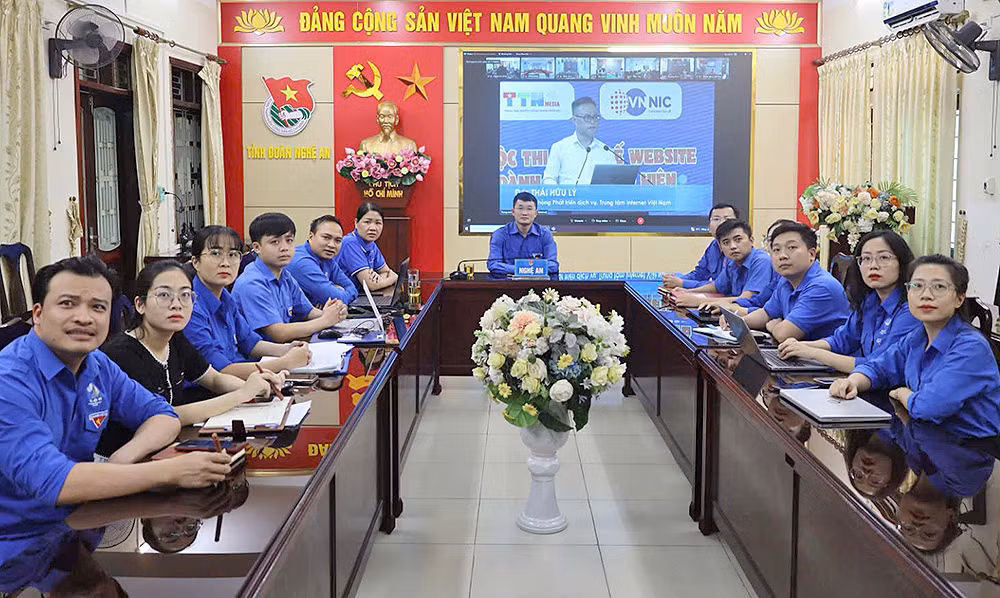 Các bạn trẻ tham gia chương trình theo hình thức trực tuyến tại điểm cầu Tỉnh đoàn Nghệ An. Các bạn trẻ tham gia chương trình theo hình thức trực tuyến tại điểm cầu Tỉnh đoàn Nghệ An.